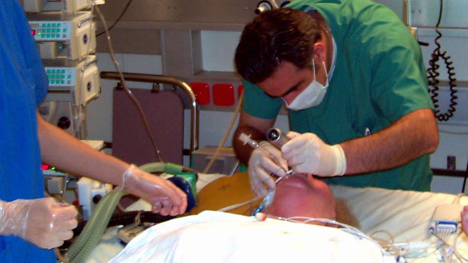 Can acute care nurse practitioners intubate